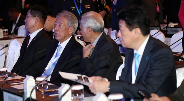 신원식 국방부 장관이 1일 싱가포르 샹그릴라 호텔에서 열린 아시아안보회의(샹그릴라 대화)에 참석하고 있다. 오른쪽 첫 번째는 기하라 미노루 일본 방위상. 뉴스1