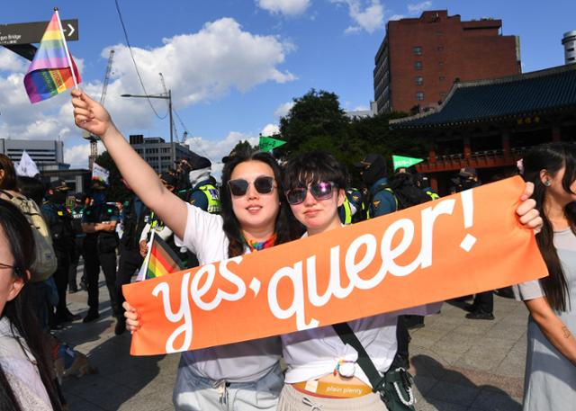 1일 서울 중구 을지로 일대에서 2024 퀴어문화축제 참가자들이 올해 슬로건인 'Yes, Queer!'가 적힌 슬로건을 들고 퍼레이드 행렬을 맞이하고 있다. 임은재 인턴기자