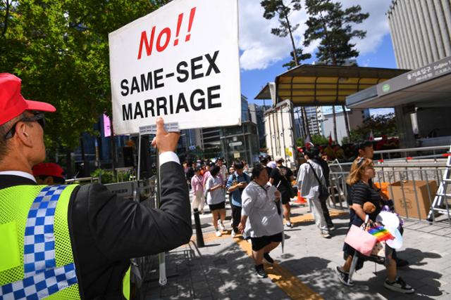 1일 서울 중구 을지로입구 역 앞에서 동성애 반대 시위 참가자들이 피켓을 들고 서 있다. 임은재 인턴기자