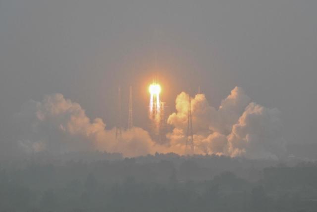 중국의 달 탐사선 '창어 6호'가 지난달 3일 중국 하이난성의 원창우주발사장에서 화염을 뿜으며 발사되고 있다. 원창=AFP 연합뉴스