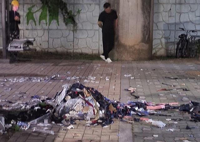 1일 경기도 고양시 일산서구 일산도서관 앞에 북한이 날려 보낸 것으로 보이는 오물 풍선 잔해와 쓰레기들이이 흩어져 있다. 연합뉴스