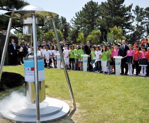 2010년 한중일 정상회의 당시 이명박 대통령과 하토야마 유키오 일본 총리, 원자바오 중국 총리가 제주 국제컨벤션센터(ICC) 조각공원에서 3국의 우정과 평화, 번영을 기원하는 어린이들의 편지 2020통이 담겨 있는