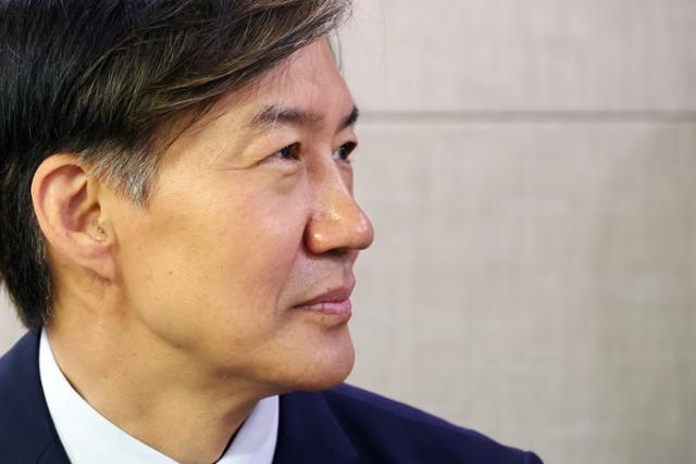 Cho Kuk, the leader of the Cho Kuk Innovation Party, listens to participants' remarks during a luncheon meeting with National Assembly cleaning workers at the National Assembly member building in Yeouido, Seoul on the morning of the 31st last month. Newsis