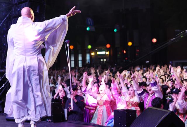 부처님오신날을 사흘 앞둔 지난달 12일 서울 종로구 조계사 앞 사거리에서 열린 EDM(일렉트로닉 댄스 뮤직) 난장에서 '뉴진스님(개그맨 윤성호)'이 디제이 공연을 하고 있다. 뉴시스