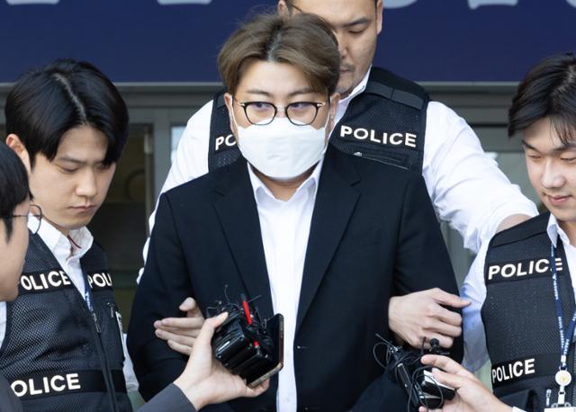 음주 뺑소니 혐의를 받는 트로트 가수 김호중이 지난달 31일 오전 서울 강남경찰서에서 검찰로 송치되고 있다. 뉴시스