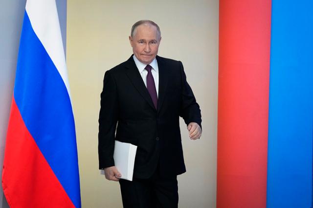 블라디미르 푸틴 러시아 대통령이 지난 2월 러시아 모스크바 크렘린궁에서 이동하고 있다. 모스크바=AP 연합뉴스