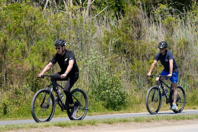 조 바이든(사진 왼쪽) 미국 대통령이 지난 1일 고향인 미국 델라웨어주(州) 리호보스에서 차남 헌터 바이든과 자전거를 타며 시간을 보내고 있다. 리호보스=AP 연합뉴스