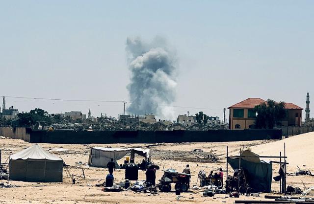 팔레스타인 가자지구 최남단 도시 라파 상공에 이스라엘군의 공습으로 인한 연기가 피어오르고 있다. 라파=로이터 연합뉴스
