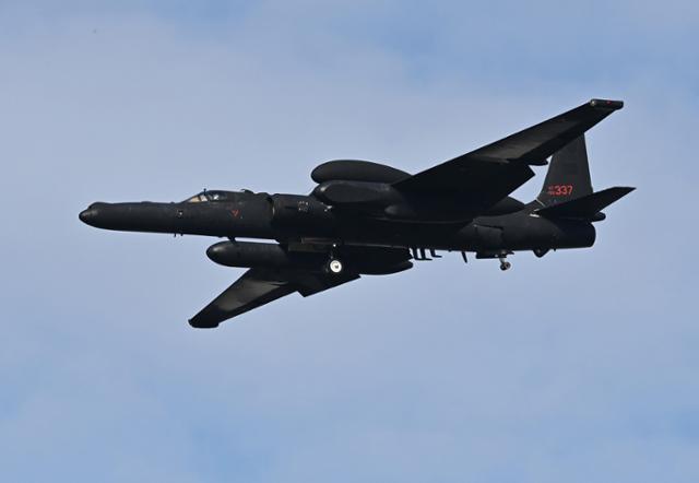 북한이 군사정찰위성 1호기를 발사한 이튿날인 2023년 11월 22일 경기 평택시 주한미공군 오산기지에서 임무를 마친 고공정찰기 U-2S가 착륙하고 있다. 평택=뉴시스