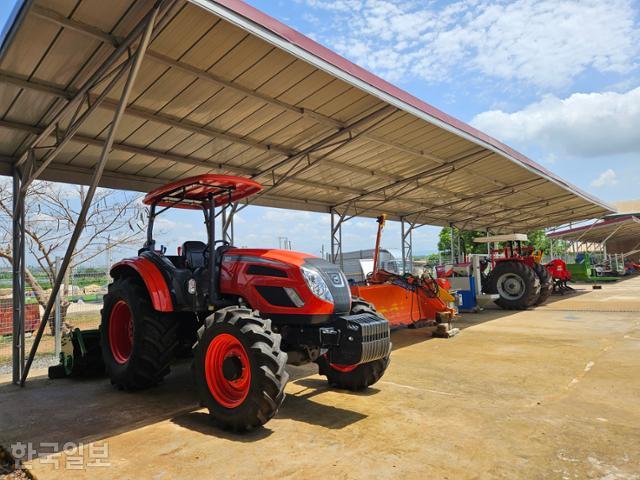 가나 코피아센터에 한국에서 어렵게 공수해온 농기계들이 놓여있다. 아프리카에는 농기계가 전무하다시피 해 생산성이 떨어지는 편이다. 다웨냐=조소진 기자