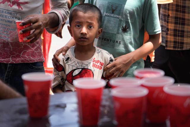 인도 뉴델리 낮 기온이 섭씨 49도를 웃돈 지난달 30일 한 소년이 비정부기구(NGO)가 제공하는 차가운 물 한 컵을 애타게 기다리고 있다. 뉴델리=AP 연합뉴스