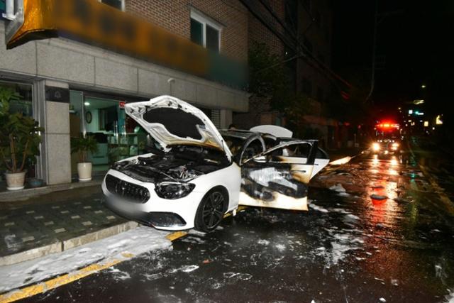 지난 2일 오전 서울 성북구의 한 벤츠에 불이 나 차량 내부가 전소된 모습. 성북소방서 제공