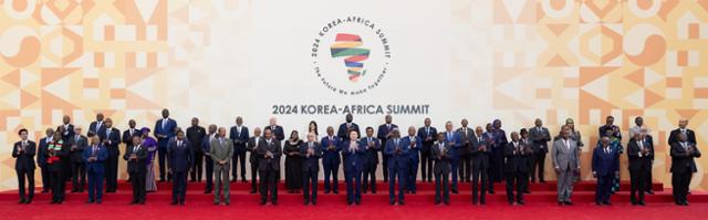 President Yoon Suk-yeol and African leaders take a commemorative photo at the 2024 Korea-Africa Summit held in the Korea-Africa Summit venue on the 4th. Provided by the Blue House