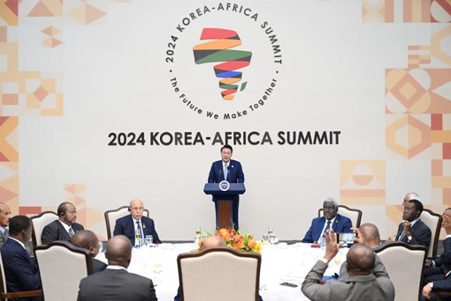 President Yoon Suk-yeol at the banquet of the 2024 Korea-Africa Summit, held in the Korea-Africa Summit venue on the 4th. Provided by the Blue House, Newsis
