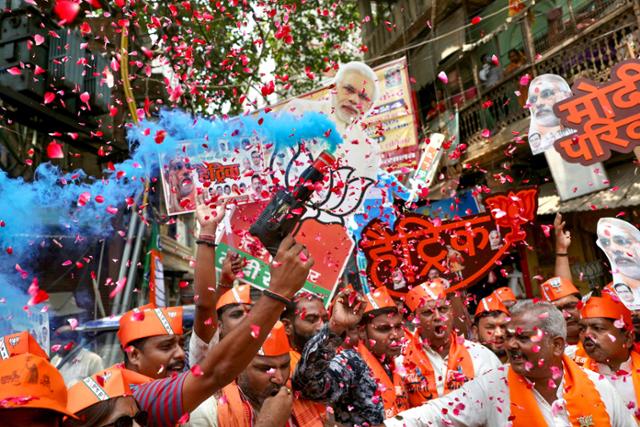 3선이 유력시되는 나렌드라 모디 인도 총리의 지지자들이 4일 우타르프라데시주 바라나시에서 총선 개표 중 환호하고 있다. AFP 연합뉴스