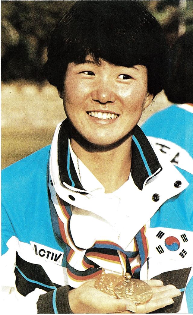 한국 올림픽 출전 사상 첫 2관왕에 오른 김수녕이 자랑스럽게 2개의 금메달을 보여주고 있다. 한국일보 자료사진