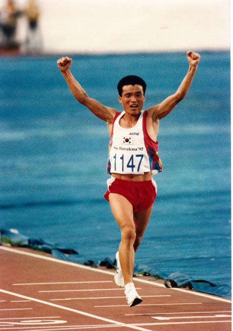 56년에 걸친 올림픽 마라톤 금메달의 숙원을 푸는 순간 황영조가 두 손을 번쩍 들며 결승점을 통과하고 있다. 한국일보 자료사진
