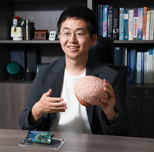 김재욱 한국과학기술연구원(KIST) 인공뇌융합연구단 선임연구원이 5월 23일 서울 성북구 KIST 연구실에서 뇌 모형을 들고 뉴로모픽 반도체에 대해 설명하고 있다. 임은재 인턴기자