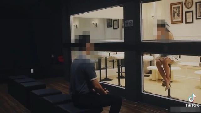 베트남 호찌민에 위치한 '데이트 카페'가 틱톡에 올린 홍보 영상 일부. 남성 고객은 거울을 통해 맞은편 여성의 모습을 관찰할 수 있다. 난단신문 캡처
