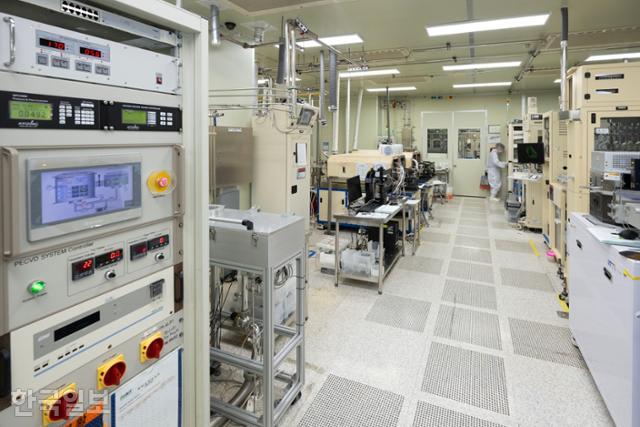 5월 29일 서울 서대문구 연세대 비아이티 마이크로 팹 연구소에 반도체 연구 장비들이 늘어서 있다. 박시몬 기자