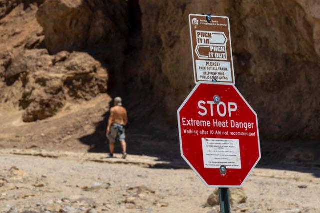 지난해 7월 미국 캘리포니아 데스밸리 국립공원의 골든 캐니언 트레일에 폭염으로 인한 입장 금지를 알리는 표지판이 걸려있다. AP연합뉴스