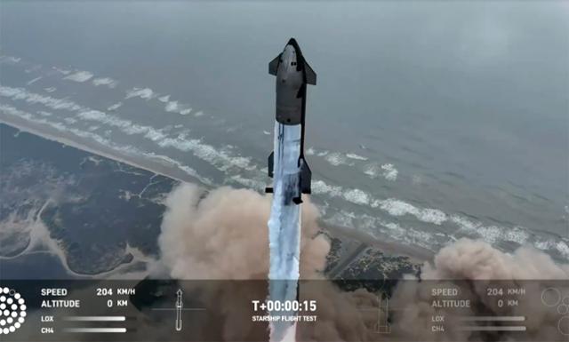 스페이스X의 초대형 우주선 '스타십'이 6일 미국 텍사스주 보카치카 해변에서 네 번째 시험비행을 위해 우주로 발사되고 있다. 스페이스X 제공·AP 연합뉴스