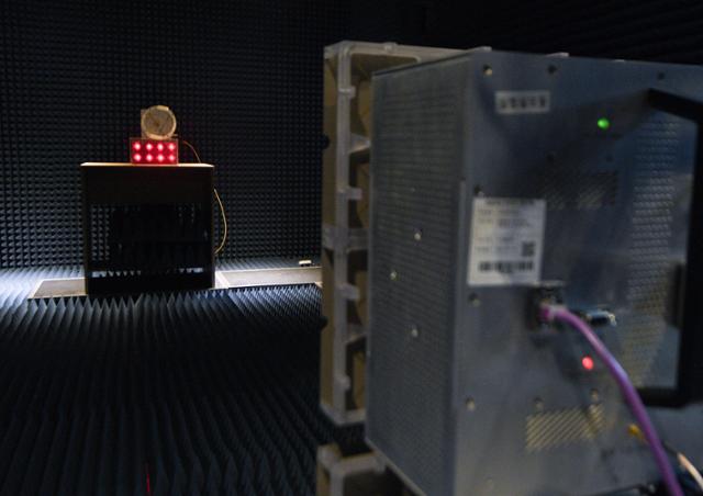 4월 16일 경기 안산시 한국전기연구원에서 무선전력전송 실험이 진행되고 있다. 송신 안테나에서 전파를 보내자 건너편의 안테나가 전파를 받아 전력으로 변환해 LED 전구(붉은색)에 불이 켜졌다. 임은재 인턴기자