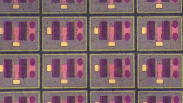 한국전기연구원 전력ICT연구센터가 최근 개발한 직경 0.4mm 크기의 전력 변환소자를 현미경으로 촬영한 사진. 이 소자 1개는 전파를 10와트(W)의 전력으로 변환하도록 설계됐다. 전기연 제공