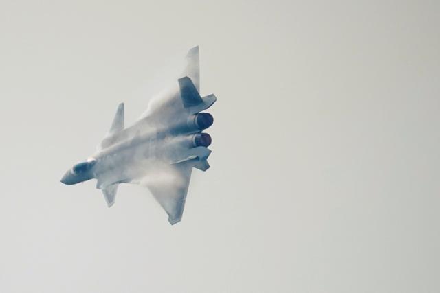 2021년 중국 광둥성 주하이에서 열린 중국 국제항공우주박람회(주하이 에어쇼)에 중국 공군 최신예 스텔스 전투기 J-20이 참가해 공중 기동을 선보이고 있다. 주하이=로이터 연합뉴스