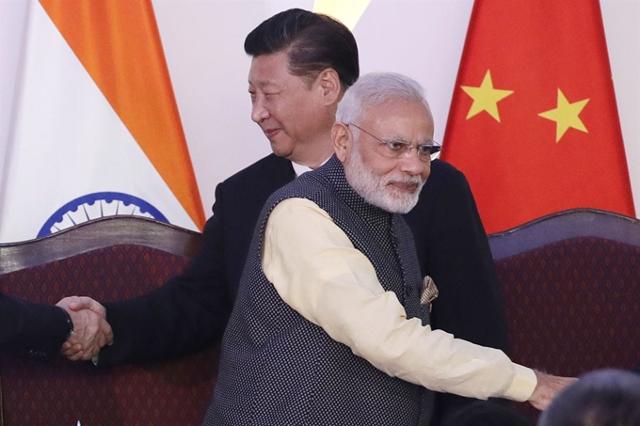 2016년 10월 16일 인도 고아에서 열린 브릭스 정상회의에 참석한 시진핑(왼쪽) 중국 국가주석과 나렌드라 모디 인도 총리가 각각 다른 국가 정상과 악수하고 있다. 고아=AP 연합뉴스