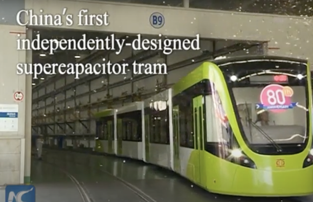 2017년 중국에서 선보인 슈퍼캡 트램. 30초 충전만으로 3~5km를 이동할 수 있다. 뉴차이나TV 유튜브 채널 캡처