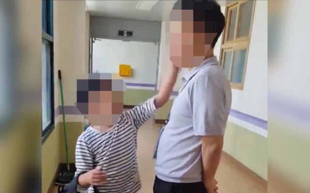 이달 3일 오전 전북 전주시의 한 초등학교에서 학생이 교감의 뺨을 때리고 있다. 전북교사노동조합 제공