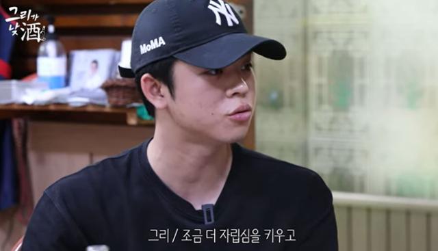 김구라 아들로 방송인이자 래퍼인 그리가 7일 입대 소식을 밝히고 있다. 유튜브채널 그리구라 영상 캡처