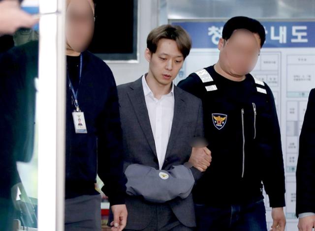 마약 투약 혐의로 구속된 배우 겸 가수 박유천(33)씨가 지난 2019년 경기 수원남부경찰서에서 검찰로 송치되고 있다. 연합뉴스