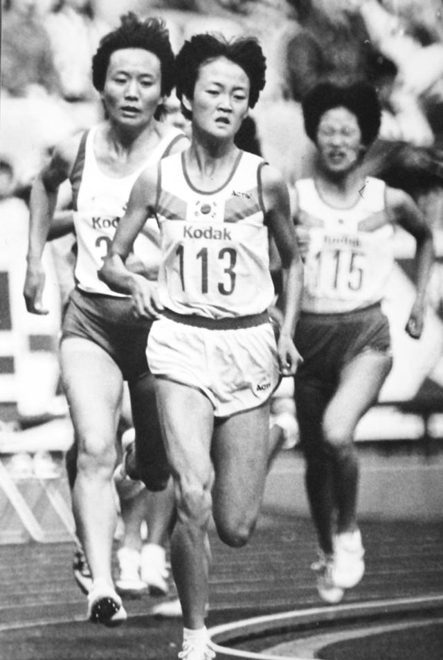 임춘애가 1986년 9월 30일 열린 서울 아시안게임 육상 800m 경기에서 트랙을 달리고 있다. 한국일보 자료사진