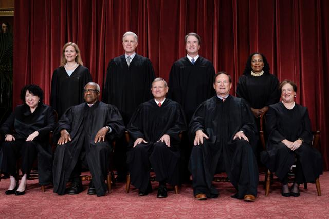 9명의 미국 연방 대법관이 2022년 10월 미 워싱턴의 대법원에서 기념 사진을 찍고 있다. 워싱턴=AP 연합뉴스