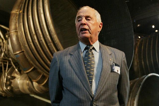 인류 최초로 달 궤도에 진입한 우주선 '아폴로 8호'의 우주비행사 윌리엄 앤더스가 2004년 7월 미국 워싱턴에서 열린 달 탐사선 관련 행사에서 취재진과 대화를 나누고 있다. 워싱턴=AP 연합뉴스