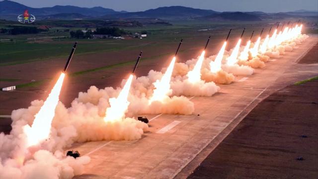 북한이 5월 30일 초대형 방사포 18발을 동시에 발사하고 있다. 조선중앙TV 캡처