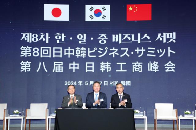 韓國商會和工業會議委員會主席Choi Tae -Won，Tokura Masakazu日本經濟協會（左）和中國中國國際貿易促進委員會（右）在韓國-China -China -China -China -Japan Business Summit簽署了一份聯合聲明。