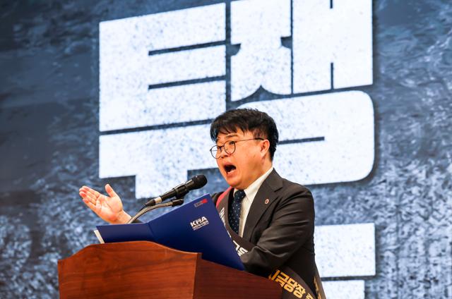 임현택 대한의사협회 회장이 9일 서울 용산구 대한의사협회에서 열린 의료농단 저지 전국의사대표자회의에서 투쟁 선포를 하고 있다. 뉴시스