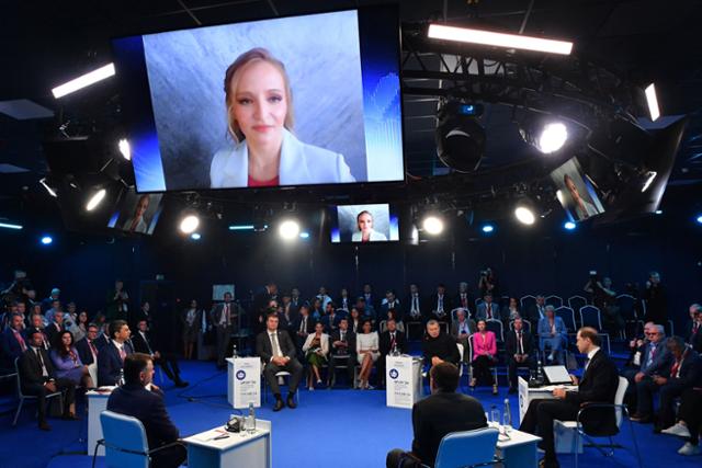 블라디미르 푸틴 러시아 대통령의 둘째 딸 카테리나 티호노바(37)가 상트페테르부르크 국제경제포럼(SPIEF)에서 화상 연설을 하고 있다. 상트페테르부르크=AFP 연합뉴스