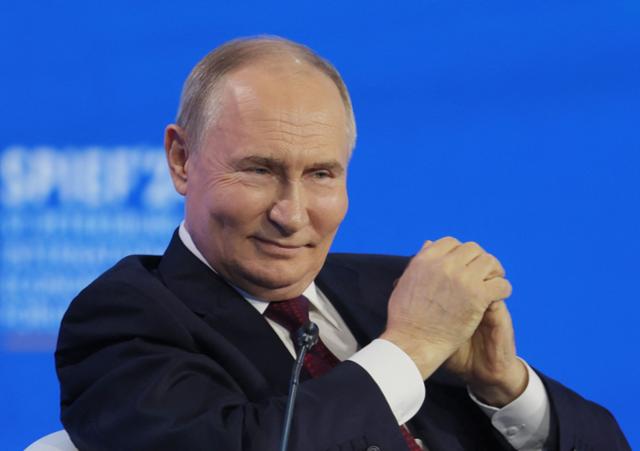 푸틴 대통령이 7일 상트페테르부르크에서 열린 상트페테르부르크 국제경제포럼(SPIEF)에 참석해 미소 짓고 있다. AFP 연합뉴스