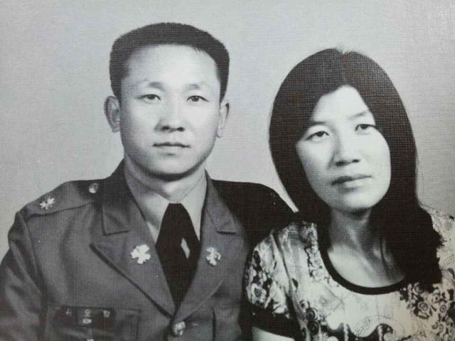 1978년 고 김오랑(왼쪽) 당시 소령이 정복을 입고 부인 백영옥씨와 찍은 사진. 김오랑중령추모사업회 제공