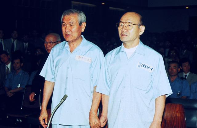 1996년 8월 12·12 군사반란과 5·18 민주화운동 당시 내란 및 내란 목적 살인, 뇌물 등 혐의로 구속기소된 전두환(오른쪽)·노태우 전 대통령이 당시 서울지법 417호 대법정에서 열린 선고공판에 출석한 모습.