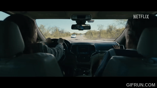 넷플릭스 영화 '리브 더 월드 비하인드'에서 인간 운전자가 AI의 오판으로 도로를 역주행하기 시작한 자율운행차량들을 피하고 있는 장면. 넷플릭스 예고편 캡처