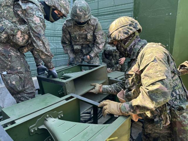 육군 장병들이 대북 확성기 방송 재개를 대비한 '자유의 메아리' 훈련에서 장비를 점검하고 있다. 합참 제공