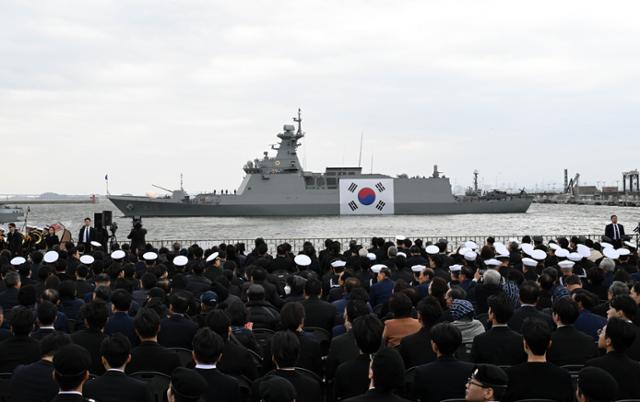 3월 22일 경기 평택의 해군 제2함대사령부에서 열린 제9회 서해수호의날 기념식에서 새 천안함이 함포 발사 모습을 재연하고 있다. 평택=서재훈 기자