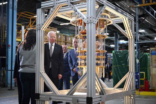 조 바이든 미국 대통령이 2022년 10월 6일(현지시간) 뉴욕 포킵시에 있는 IBM 공장을 방문해 양자컴퓨터를 살펴보고 있다. 뉴욕=AFP 연합뉴스