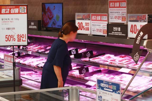 6일 서울 중구 이마트 청계천점에서 시민이 소고기·돼지고기 등을 살펴보고 있다. 연합뉴스