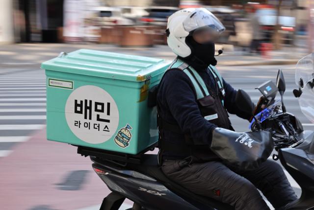 2022년 2월 8일 서울 시내에서 운행 중인 배민라이더스 배달 오토바이. 연합뉴스